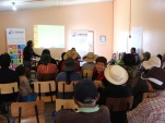 La facilitadora intercultural, Inés Flores, dialogando con más de veinte habitantes de Tignamar en charla de defensa especializada indígena