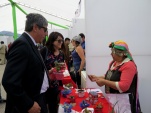 Ubelinda conversando con el Jefe de la Unidad de Estudios, Víctor Providel, y la Trabajadora Social, Macarena Martínez.