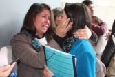 Ivonne Valdivia, madre del joven imputado por incendio de bus en Providencia, emocionada agradece a la defensora Andrea Lema la liberación de su hijo