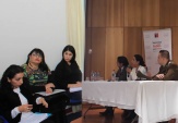 Defensora Gloria Castro jutno a funcionarios del Servicio de Salud y exponiendo el el auditorium del Municiipio de Angol