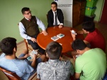 Los adolescentes del centro Iquique atendiendo explicaciones del Jefe de Estudios Gabriel Carrión. 