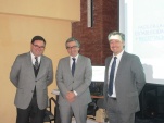 El Defensor Regional de Valparaíso, Claudio Pérez García, (a la derecha) destacó la trayectoria del relator al presentarlo al inicio del curso (a la i