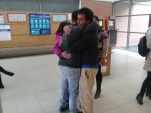 El joven abraza a su familia a la salida del Tribunal tras conocer su absolución (gentileza diario La Discusión)  