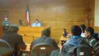 El defensor público Luis Valdenegro junto a los imputados en la audiencia de formalización.
