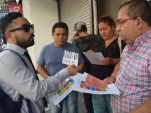 Vecinos de Iquique prestan atención a las explicaciones sobre sus derechos en materia penal.