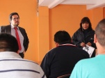 El defensor a cargo de la charla fue Hugo Peralta, junto a la facilitadora intercultural de la Defensoría Regional, Inés Flores