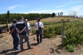 Renato Gonzalez y Juan Pablo Alday conversan con los dos internos encargados de la plantación y cosecha de frambuesas del CET.