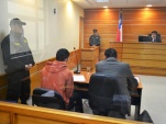 En la audiencia de control de detención y formalización aparece el imputado (de rojo) junto a su defensor penal público.
