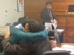 Defensora y defendido se funden en un emotivo abrazo tras veredicto absolutorio