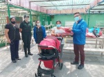 La delegación de la Defensoría Regional de Tarapacá, entrega los obsequios de Navidad a las madres de lactantes del CCP Iquique.