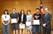 La Defensora Regional, Viviana Castel; la jueza María José Moreno y el fiscal Fernando Olguín con tres de los graduados por el TTD.