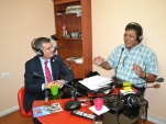 El Defensor Regional de Tarapacá, Marco Montero, y el locutor Fernando Pinto, en  un momento de la entrevista radial.