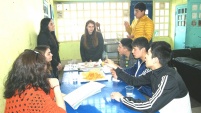 El equipo compartió pizzas y bebidas en un espacio distendido con los jóvenes en el comedor que comparten 