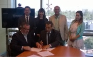 El defensor regional metropolitano norte Carlos Mora Jano firma convenio con el director de la fundación Gente de la Calle Pablo Paganini 