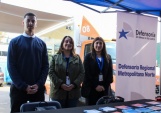 La profesional Carla Naranjo junto a los postulante de &Ntilde;u&ntilde;oa y Estaci&oacute;n Central en Feria de Servicios Movilizados.