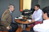Pablo Ardouin y Horacio Cheuquelaf entrevistado por el locutor Miguel Angel Carrillo de Radio UFRO
