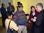 Dirigentes del Consejo Aymara de Iquique conversan con el Defensor Regional en la actividad de difusión de derechos ante la Justicia Penal. 