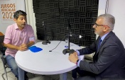 El defensor regional, Raúl Palma conversa con el locutor de radio Madero, Aldo Ortiz. 