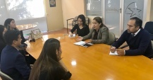 La defensora local jefe de Copiapó, Violeta Villalobos junto a su equipo dan la bienvenida a los estudiantes de Derecho de la UDA. 