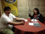 En la foto Rosa Huenchumilla facilitadora intercultural y el locutor de radio Viaducto Víctor Díaz