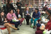 La jefa de estudios, Violeta Villalobos y la defensora, Marsella Rojas aclaran dudas de las mujeres bolivianas privadas de libertad en Copiapó. 