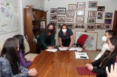 Defensora Regional Daniela Báez y alcaldesa de Peñalolén Carolina Leitao firmaron convenio de colaboración.