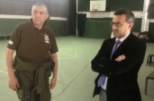 El jefe de la 3a Comisaría de Santiago mayor Gonzalo Urbina dialoga con el Defensor Regional Carlos Mora quien visitó la unidad policial 