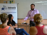 El defensor penitenciario Javier Araya y la Trabajadora Social MarÃ­a Ramos en la charla de difusiÃ³n.