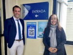 Defensor Cristián Rozas y Ximena Tuchie, administradora del tribunal de garantía de Osorno, instalaron uno de los afiches en la entrada del recinto.