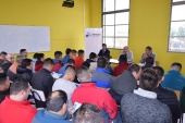 Ante medio centenar de internos condenados de Linares, el Defensor Regional del Maule presidió un diálogo participativo.