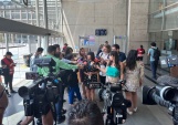 La defensora penal pública de la DRMN, Elisa Silva conversa con la prensa sobre la situación de sus representados.