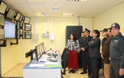 Los directivos de la Defensoria Regional de Antofagasta con los funcionarios de Gendarmería en la sala de televigilancia del nuevo penal.