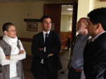 Los defensores Eduardo Mendez y Cristian Sleman conversan con la acusada durante el juicio en San Benardo