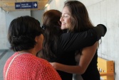 Defensora Paulina Pérez es abrazada por la madre de su defendido Óscar Herrera que quedó en libertad después de dos meses en prisión preventiva