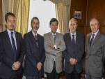El Defensor Claudio Pérez con los expositores y el Rector de la UV, Aldo Valle (cuarto de derecha a izquierda)
