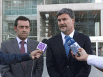 Andrés Mahnke (a la derecha) oficializó el nombramiento del nuevo Defensor Regional ante los funcionarios del Centro de Jutsicia de Santiago.
