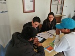 El jefe de la Unidad de Estudios Mario Quezada Vargas atiende a jovenes que asistieron al operativo en la Hospedería del Hogar de Cristo
