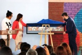 El Presidente Gabriel Boric y la Defensora Regional Inés Rojas descubren una réplica de un mural 