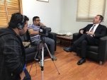 Periodista ariqueño, Andrés Bravo, entrevistado a Defensor Regional Claudio Gálvez, para cápsulas audiovisuales