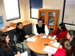 María Paz Martínez (segunda de izquierda a derecha) encabezando su primera reunión con el equipo de profesionales y administrativos de la Jefatura de 