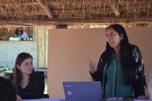 Defensora Vania Parodi y facilitadora intercultural Rosa Huenchumilla conversan con la cooperativa Melimapu