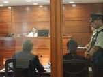 El Defensor Raúl Gil y el imutado Juan Carlos Quispe en la audiencia de revisión de prisión preventiva realizada el jueves 07 de abril en Arica